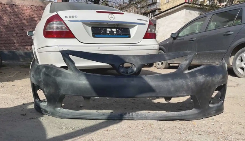 Передний бампер от Toyota Corolla 3 se